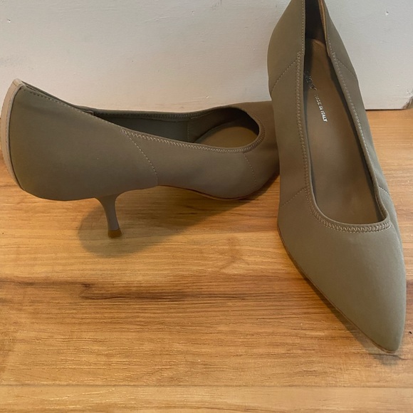 DKNY Kitten Heel Pump - Picture 3 of 3
